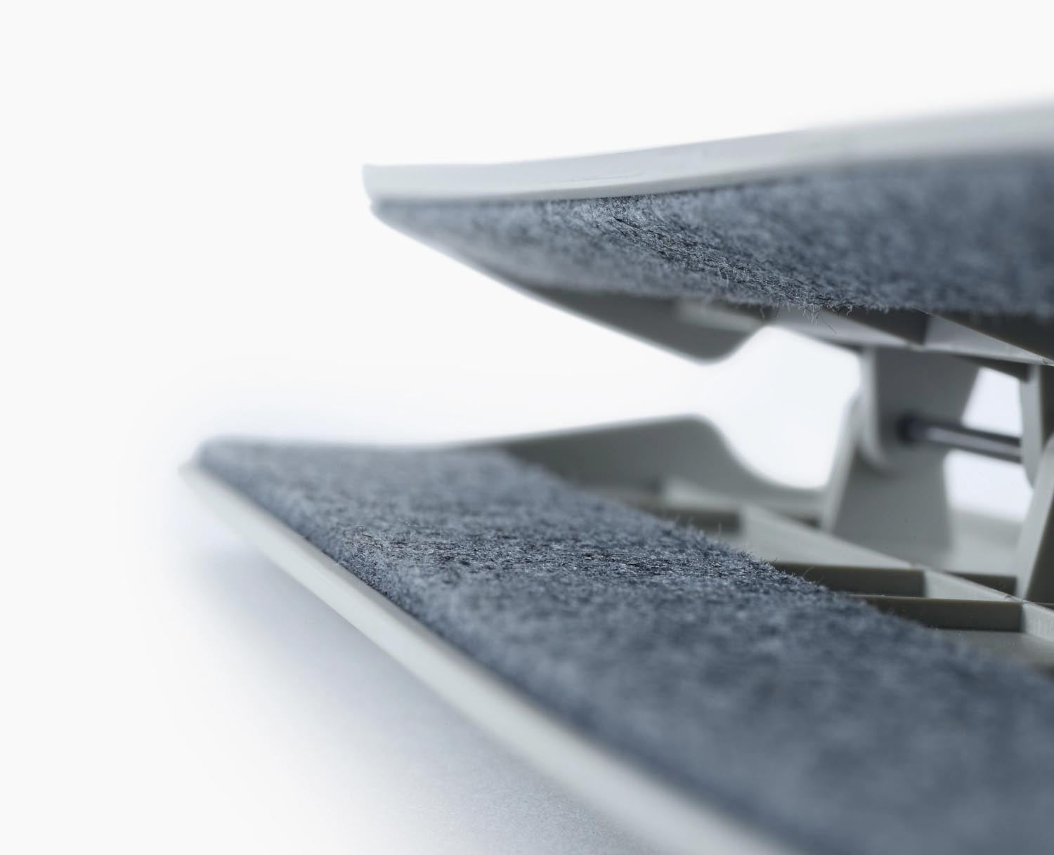 Hochwertiges 2er Set Orderly Kleiderbügel von Joseph Joseph, 43x17cm, aus recyceltem ABS in stilvollem Ecru, ideal für die schonende Aufbewahrung von Hosen.