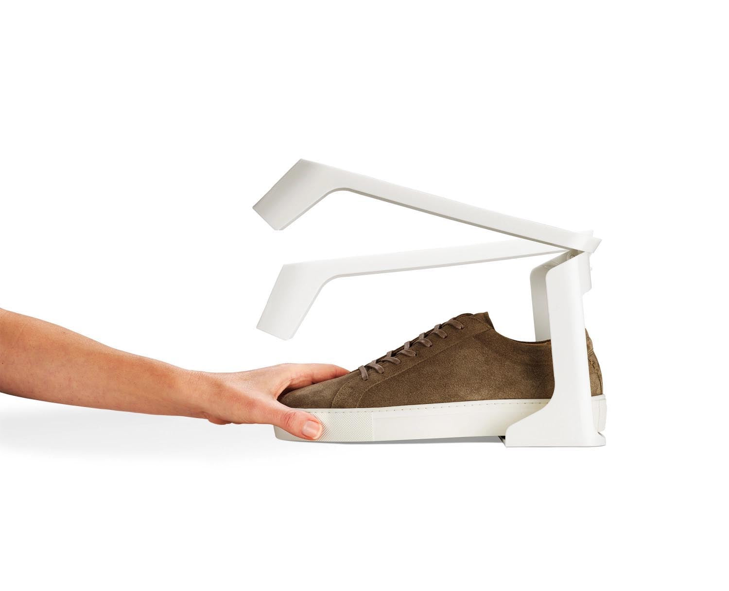 Optimale Schuhorganisation mit dem 2er Set Shoe-in Schuhcaddy von Joseph Joseph. Platzsparend, aus recyceltem PP in Ecru, ideal für jeden Raum.
