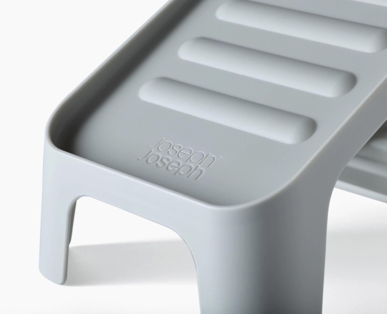 Platzsparender Schuhcaddy im 2er Set von Joseph Joseph. Hergestellt aus recyceltem PP in Ecru, ideal für die stilvolle Schuhorganisation.