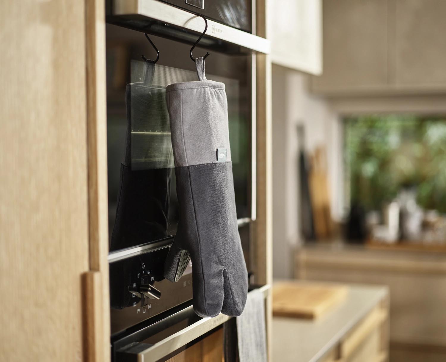 Eleganter anthrazitfarbener Ofenhandschuh aus Baumwolle von Joseph Joseph, perfekt für stilvolles und sicheres Kochen und Backen.
