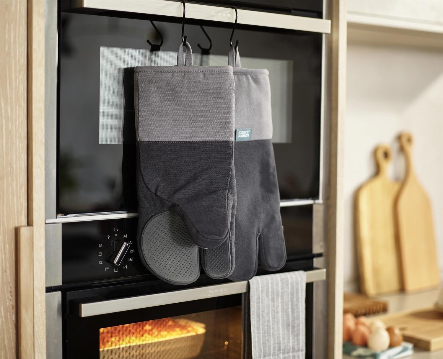 Eleganter anthrazitfarbener Ofenhandschuh aus Baumwolle von Joseph Joseph, perfekt für stilvolles und sicheres Kochen und Backen.