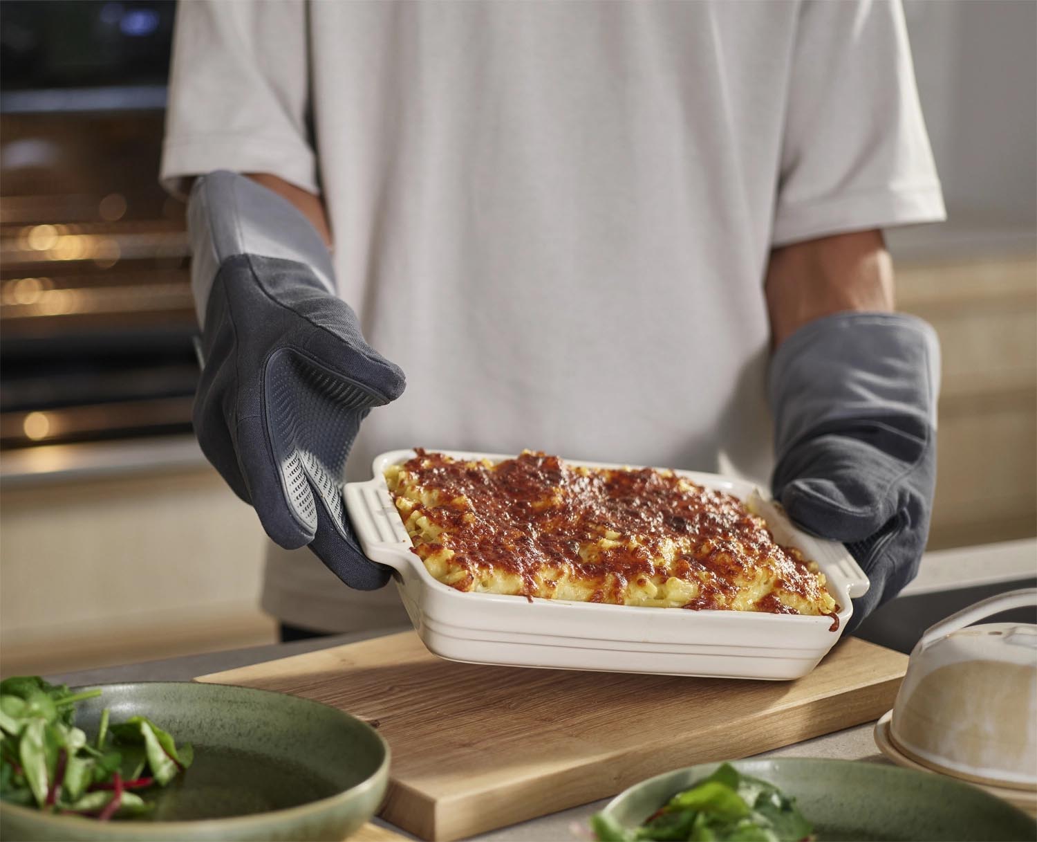 Anthrazitfarbene Baumwoll-Ofenhandschuhe von Joseph Joseph, stilvoll und praktisch, perfekt für sicheres Kochen und Backen.