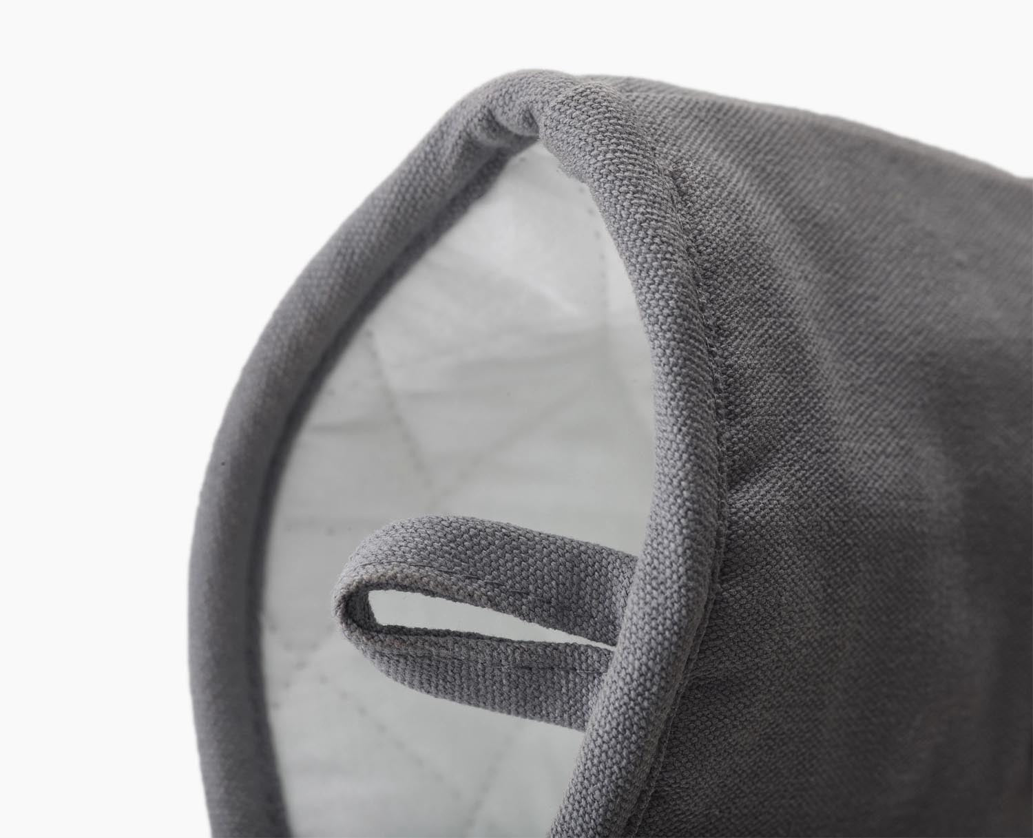 Anthrazitfarbene Baumwoll-Ofenhandschuhe von Joseph Joseph, stilvoll und praktisch, perfekt für sicheres Kochen und Backen.