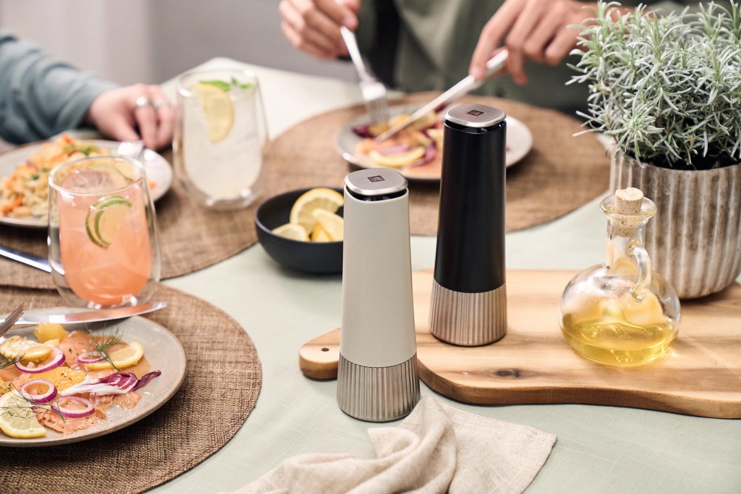 Stilvolles 2er Set Gewürzmühlen von Zwilling, perfekt für Salz und Pfeffer, mit langlebigem Keramikmahlwerk und zeitgemässem Look.