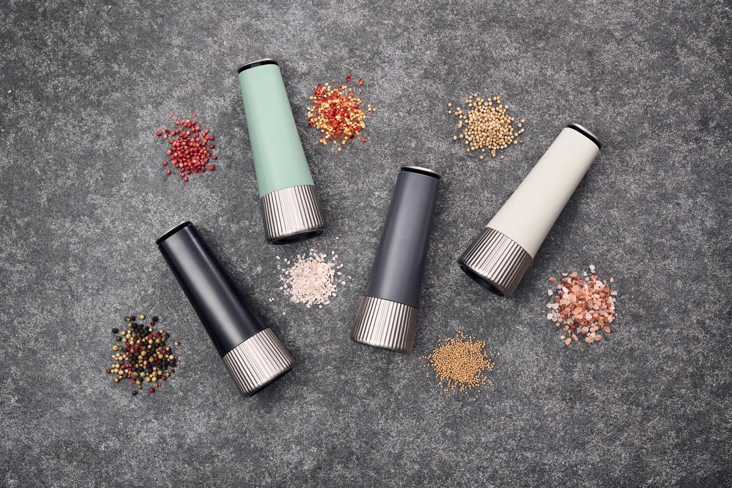 Stilvolles 2er Set Gewürzmühlen von Zwilling, perfekt für Salz und Pfeffer, mit langlebigem Keramikmahlwerk und zeitgemässem Look.