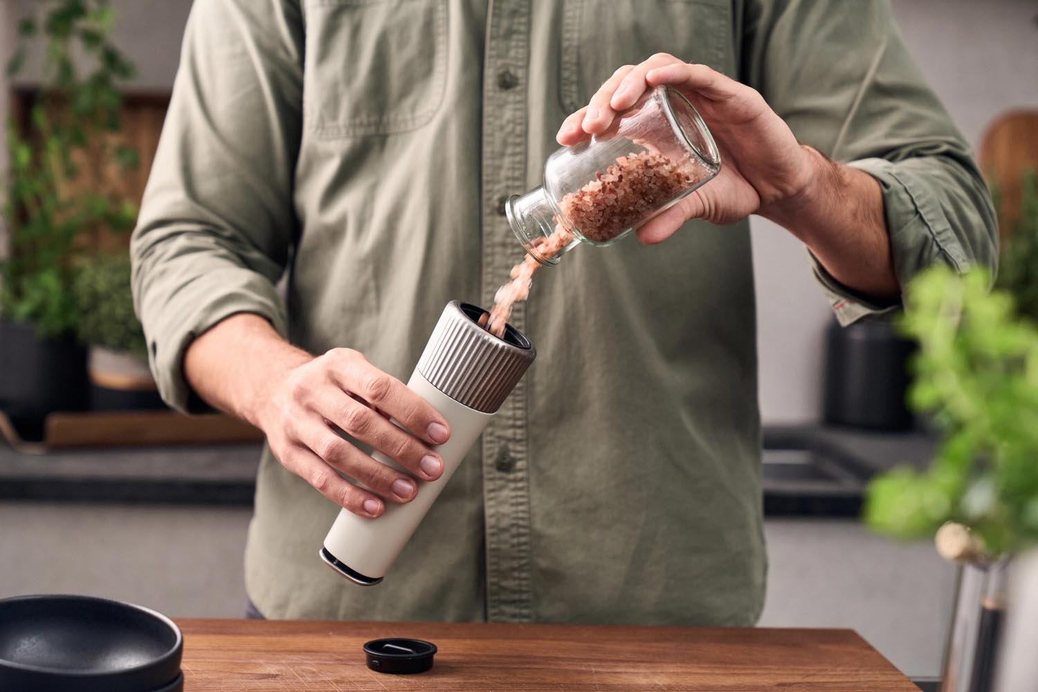 Stilvolle 19 cm Gewürzmühle in Elfenbeinweiss von Zwilling, ideal für präzises Würzen und ein elegantes Küchendesign.