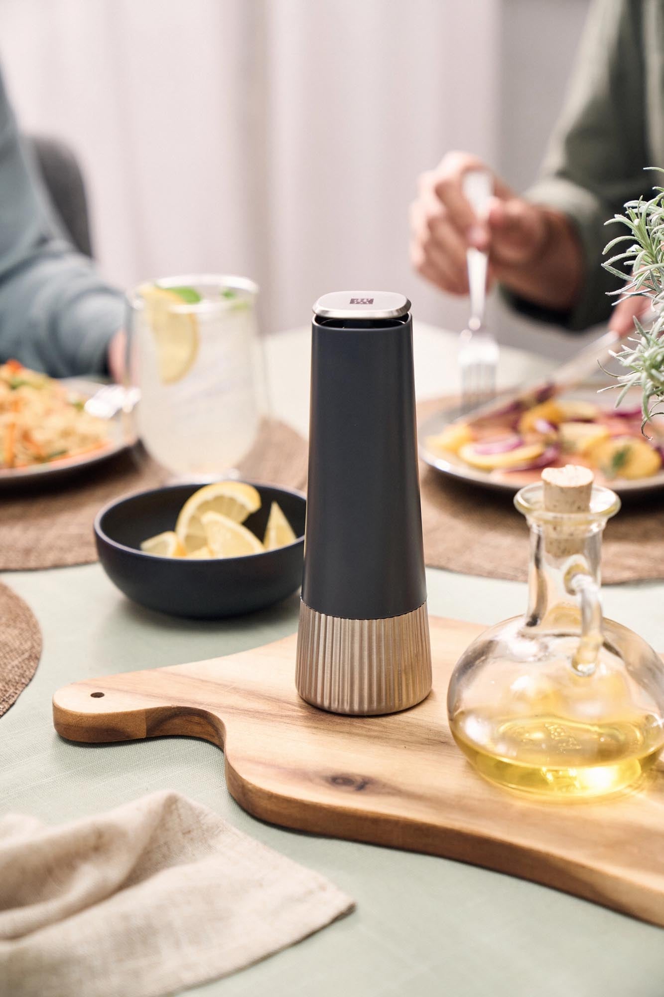 Die graue Zwilling Pro Gewürzmühle (19 cm) vereint modernes Design und präzise Mahltechnik für frische Gewürze in Ihrer Küche.