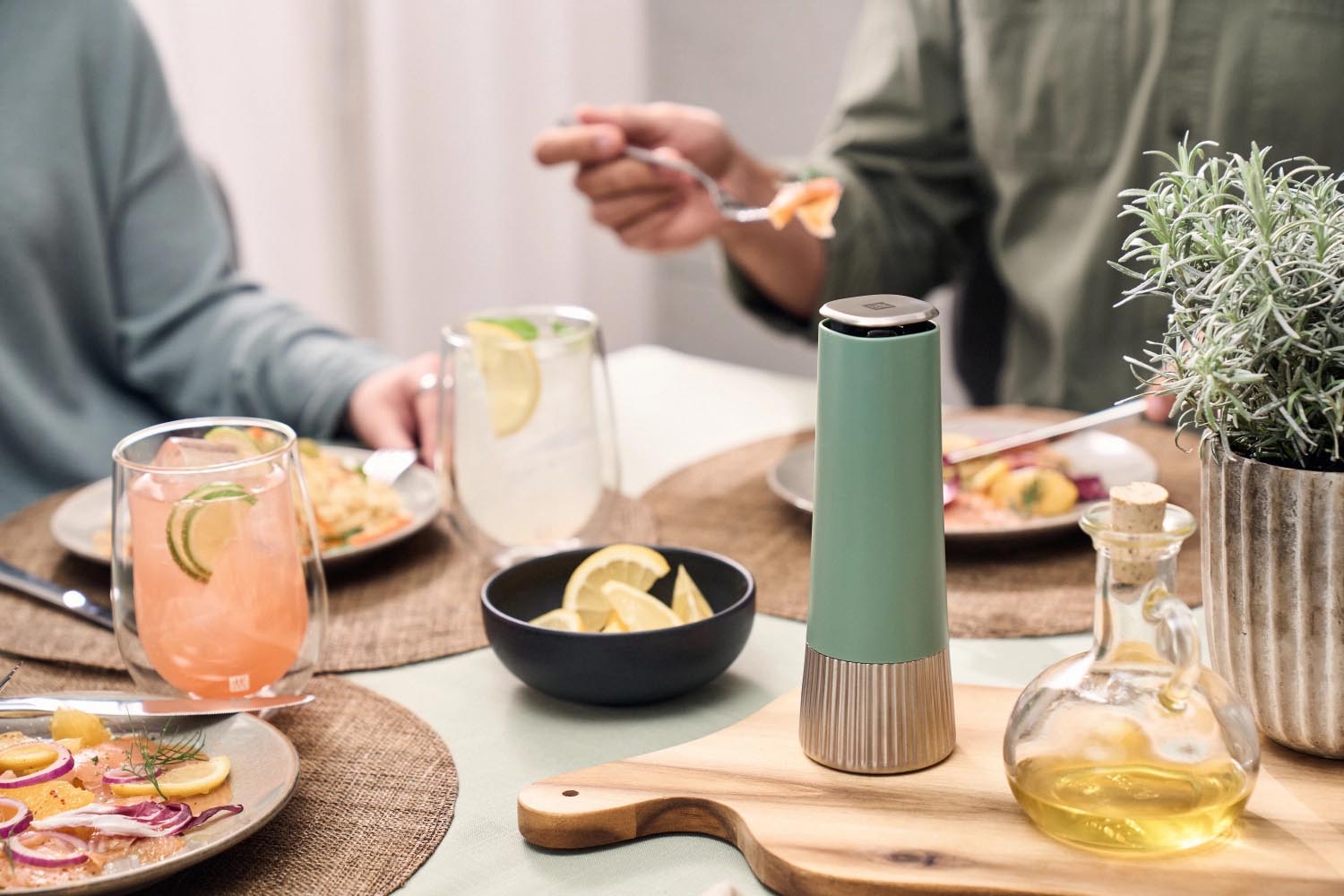 Stilvolle 19 cm Gewürzmühle in Salbeigrün von Zwilling, ideal für frische Gewürze, mit langlebigem Mahlwerk und modernem Design.