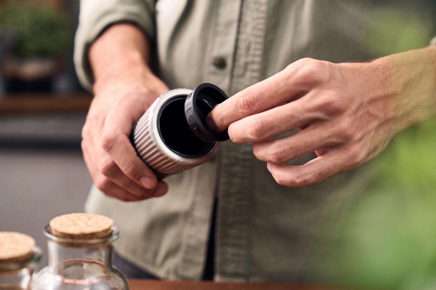 Stilvolle 19 cm Gewürzmühle von Zwilling in Schwarz, für präzises Mahlen, modernes Design, ideal für Küche und Esstisch.