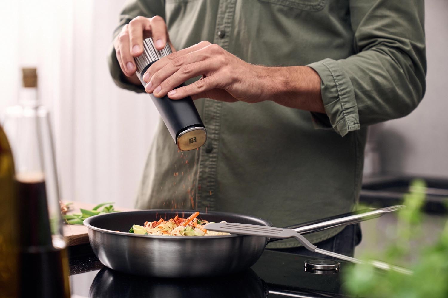 Elegante 19 cm Gewürzmühle von Zwilling in Schwarz, perfekt für präzises Mahlen, modernes Design, ideal für Küche und Tisch.