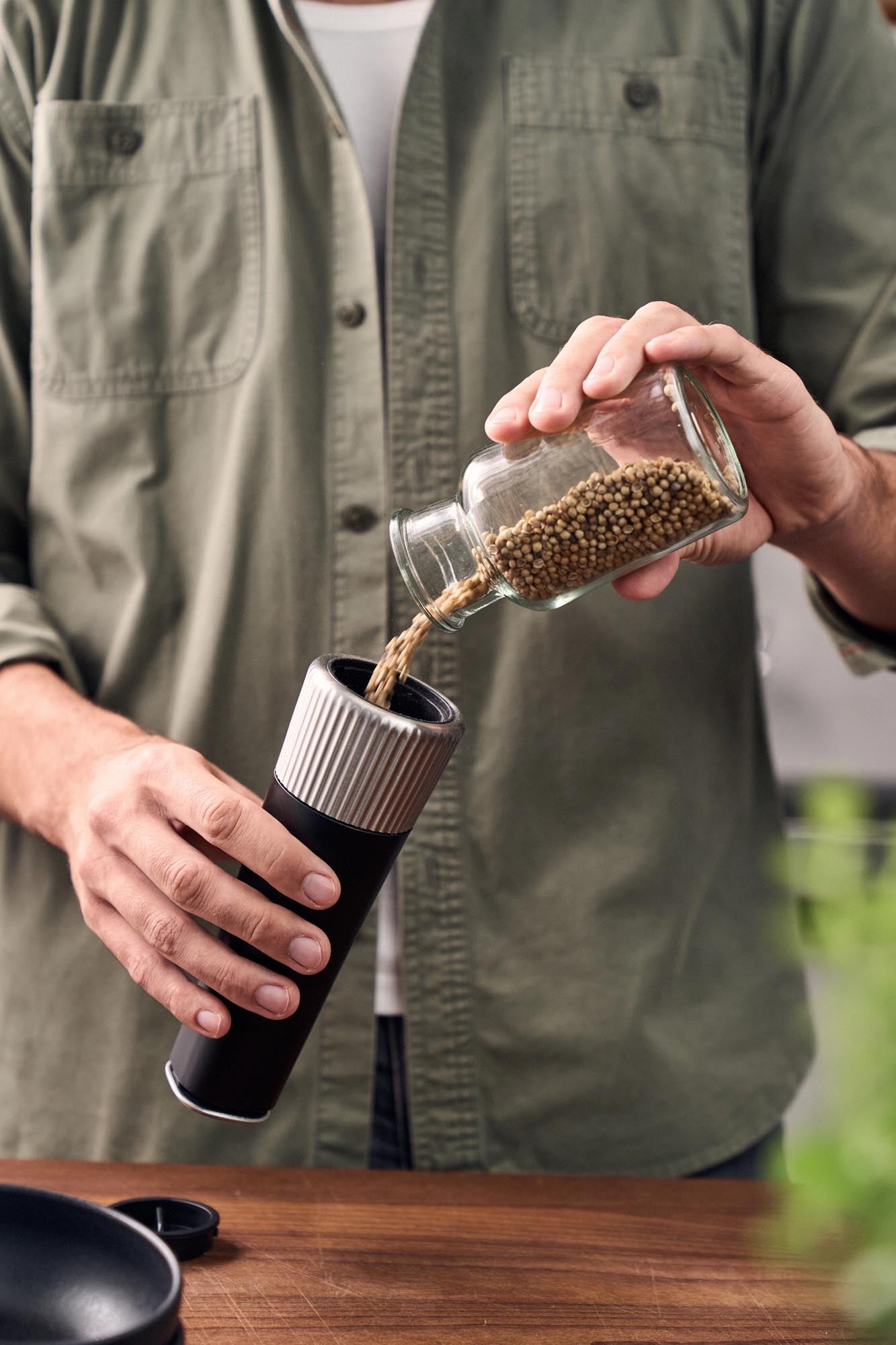 Stilvolle 19 cm Gewürzmühle von Zwilling in Schwarz, für präzises Mahlen, modernes Design, ideal für Küche und Esstisch.