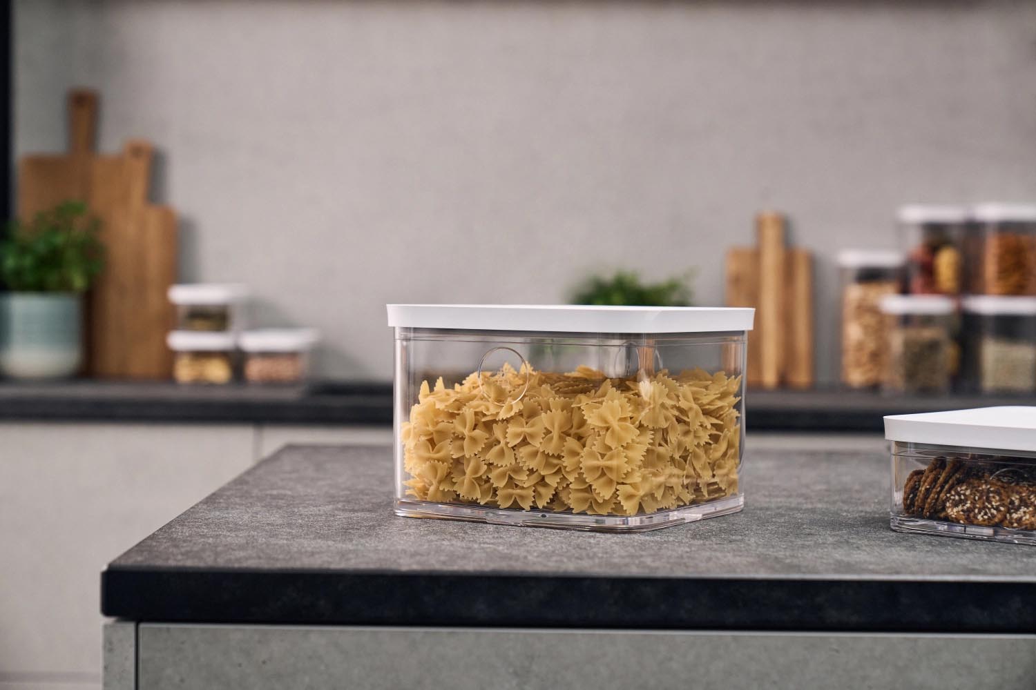 Die Fresh & Save CUBE Box 2l von Zwilling ist eine stilvolle, transparente Vakuum-Box, ideal zur Aufbewahrung frischer Lebensmittel.