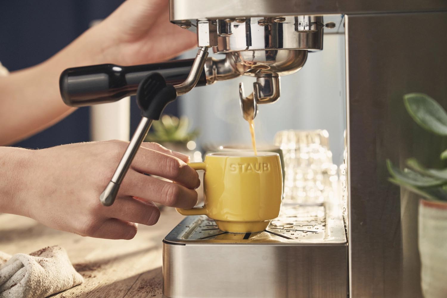 Kompakte 100ml Tasse von Staub in frischem Citron-Gelb, perfekt für Espresso. Robuste Keramik, modernes und ansprechendes Design.