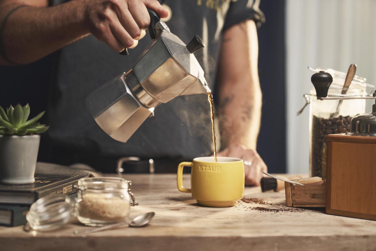 Die Staub Tasse Citron S 250ml überzeugt mit stilvollem Design, ideal für Heissgetränke. Perfekt für Kaffee oder Tee.
