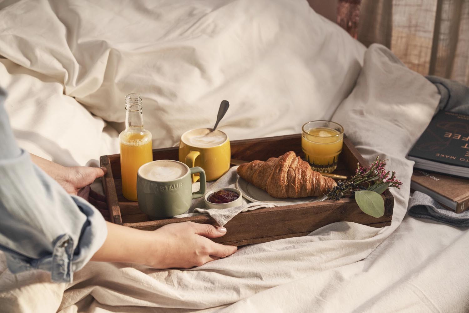 Die Staub Tasse Citron S 250ml überzeugt mit stilvollem Design und eignet sich perfekt für Heissgetränke wie Kaffee oder Tee.