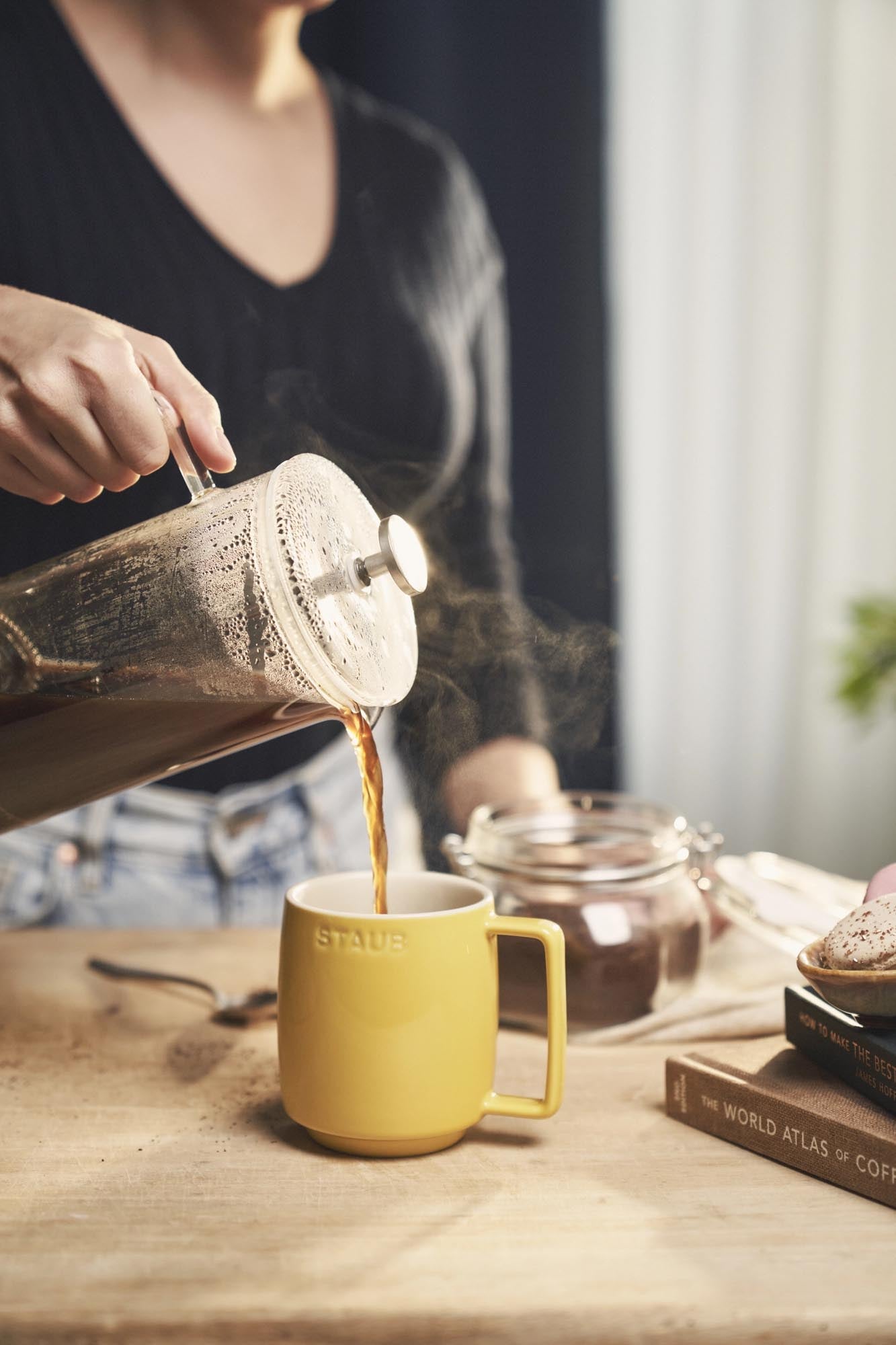 Elegante 350ml Keramiktasse in leuchtendem Gelb von Staub, ideal für Kaffee, Tee oder andere Heissgetränke.
