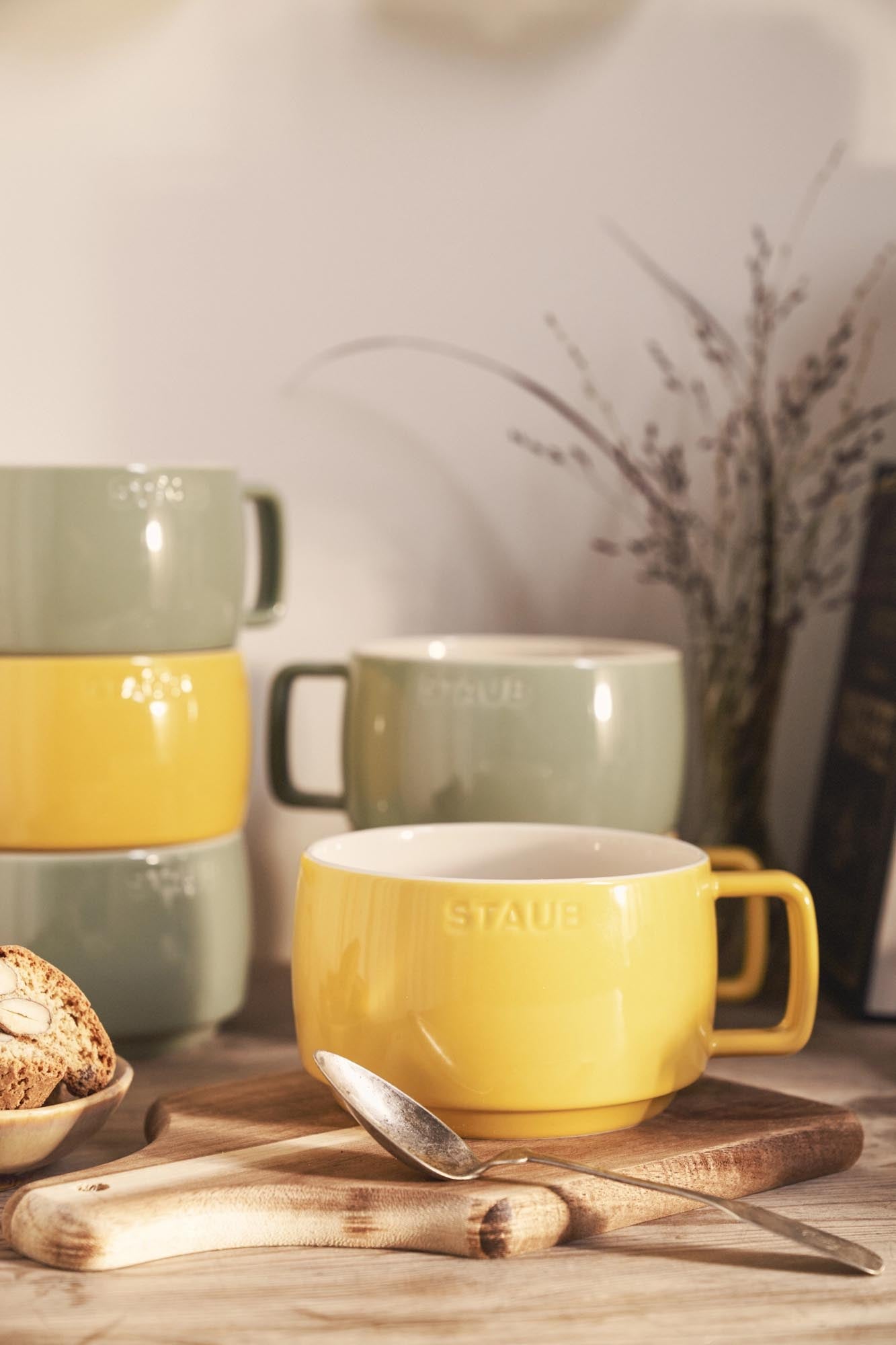 Die Staub Tasse Citron XL 500ml bietet elegantes Design und viel Platz für Ihre Lieblingsgetränke wie Tee oder Kaffee.