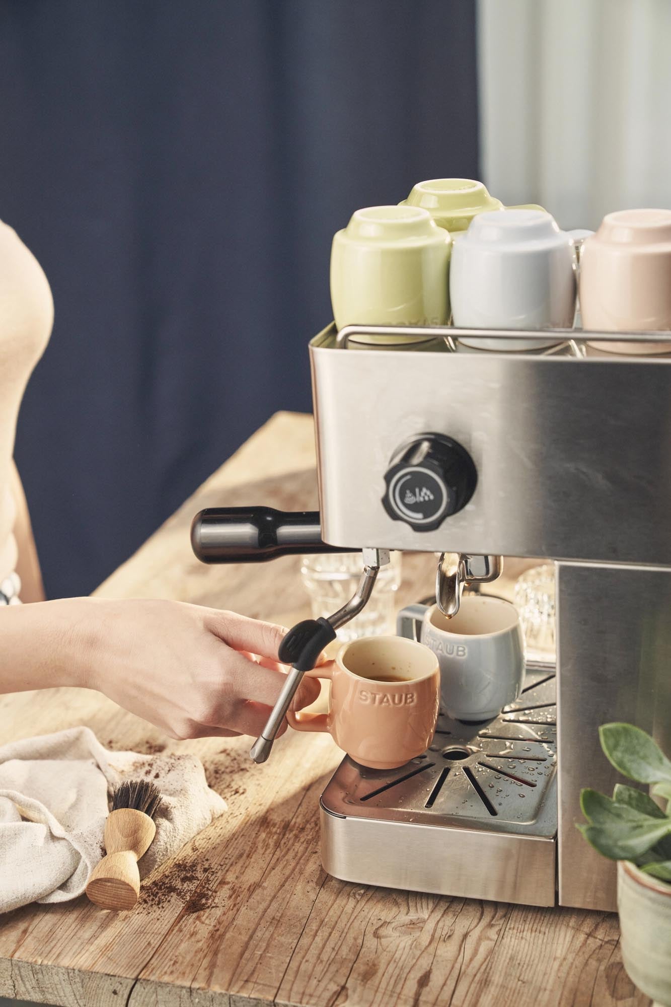 Elegantes 6-teiliges Tassenset von Staub, 100 ml, aus Keramik, ideal für Espresso, hochwertig verarbeitet, perfekt für stilvollen Kaffeegenuss.