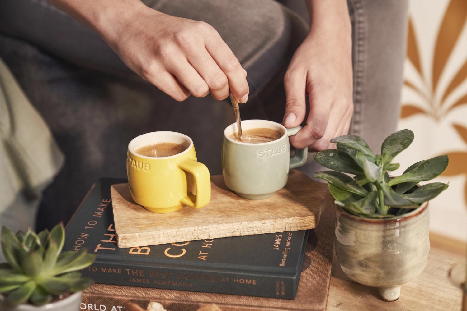 Elegante 100ml Tasse in Eucalyptus-Grün von Staub, ideal für Espresso oder kleine Getränke, robust und stilvoll.