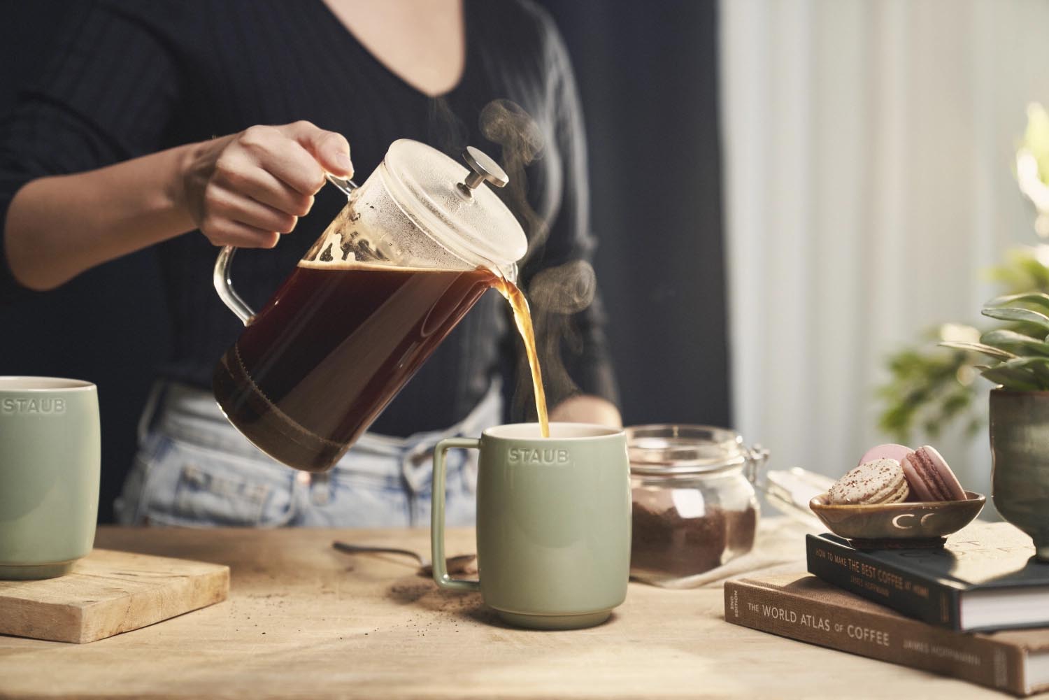 Hochwertige Keramiktasse in Eucalyptus-Grün, 350ml, perfekt für Kaffee oder Tee, stilvolles Design von Staub.