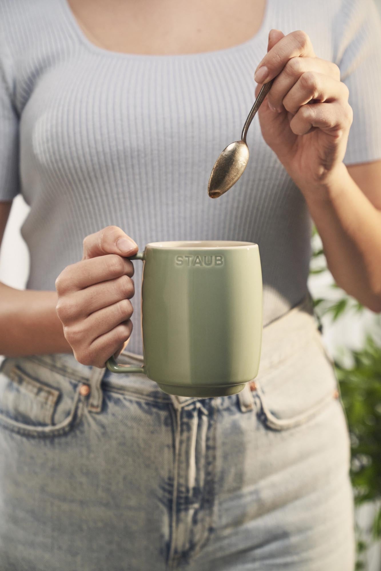 Keramiktasse mit stilvollem Eukalyptus-Motiv, 475ml Volumen, perfekt für Heissgetränke, hochwertige Qualität von Staub.