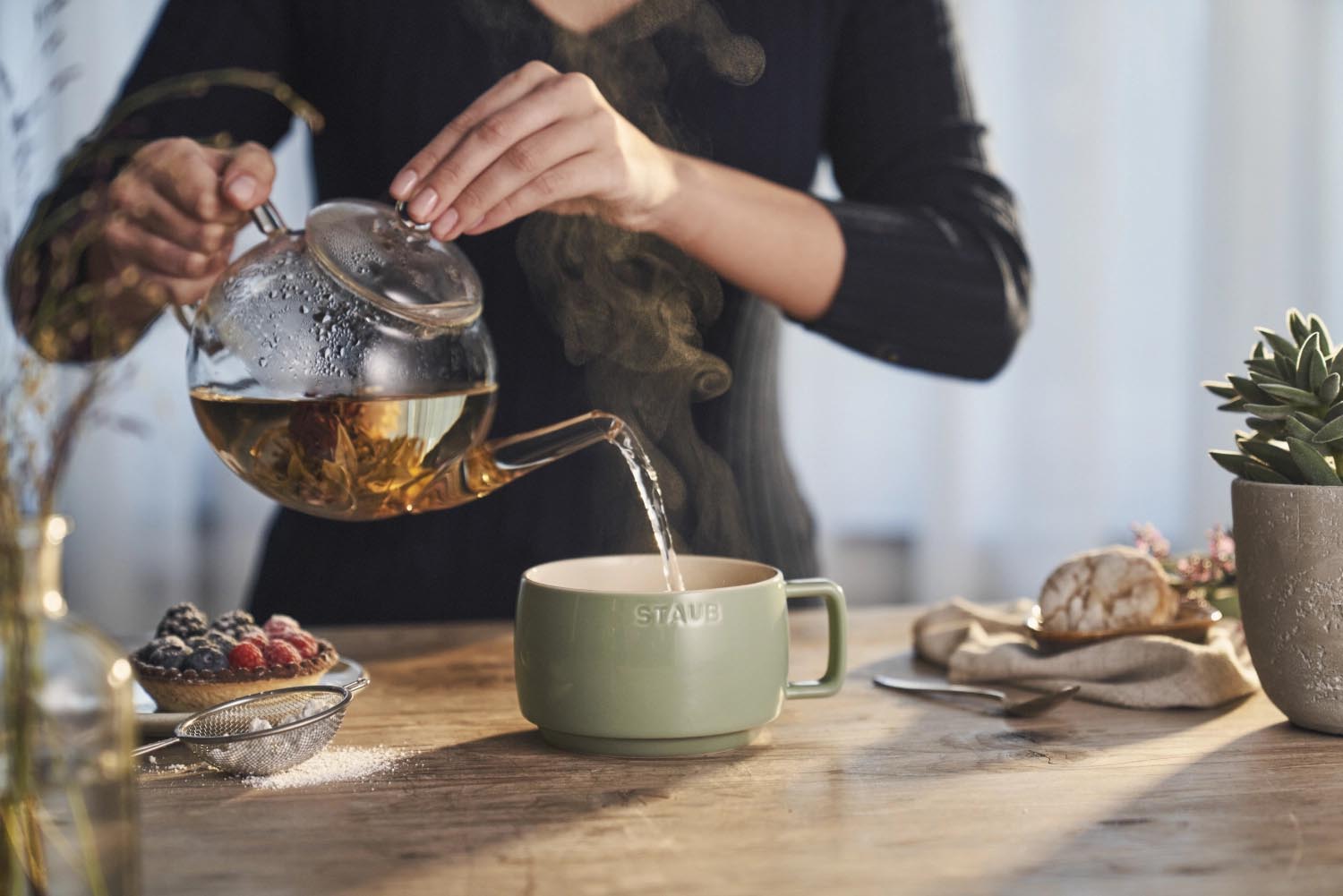 Grosse 500ml Tasse von Staub in Eucalyptus-Grün, aus Keramik, perfekt für Tee oder Kaffee, stilvoll und hochwertig.