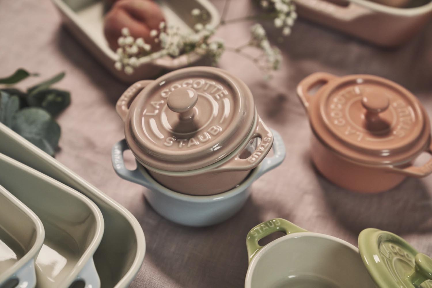 Elegantes 6-teiliges Mini-Cocotte-Set von Staub, ideal für stilvolles Servieren und Zubereiten kleiner Gerichte.