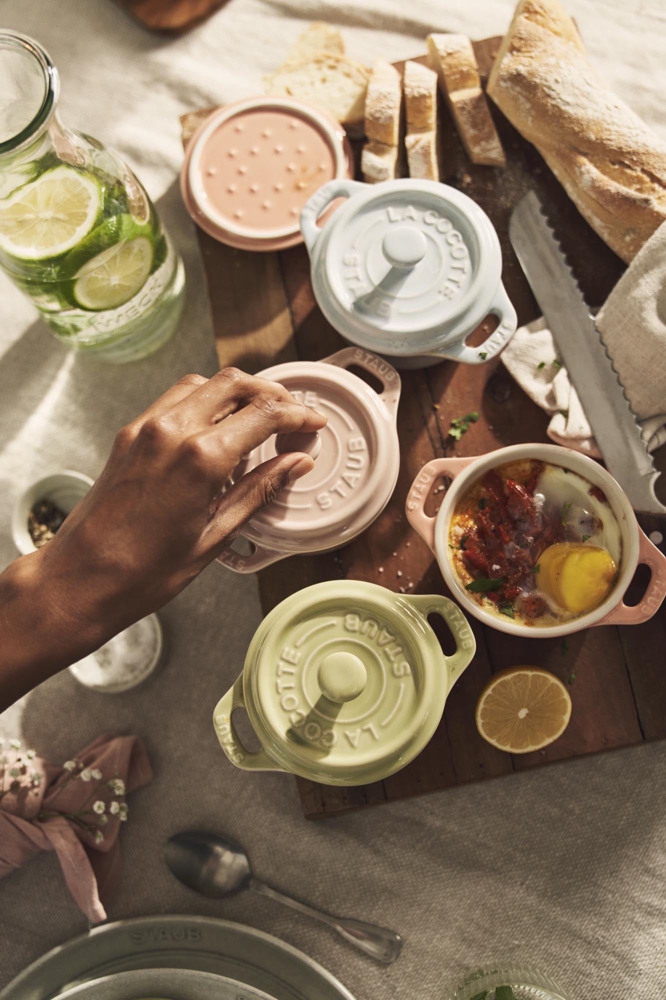 Entdecken Sie das vielseitige 6-teilige Mini Cocotte Set von Staub – perfekt für individuelle Portionen und stilvolles Servieren.