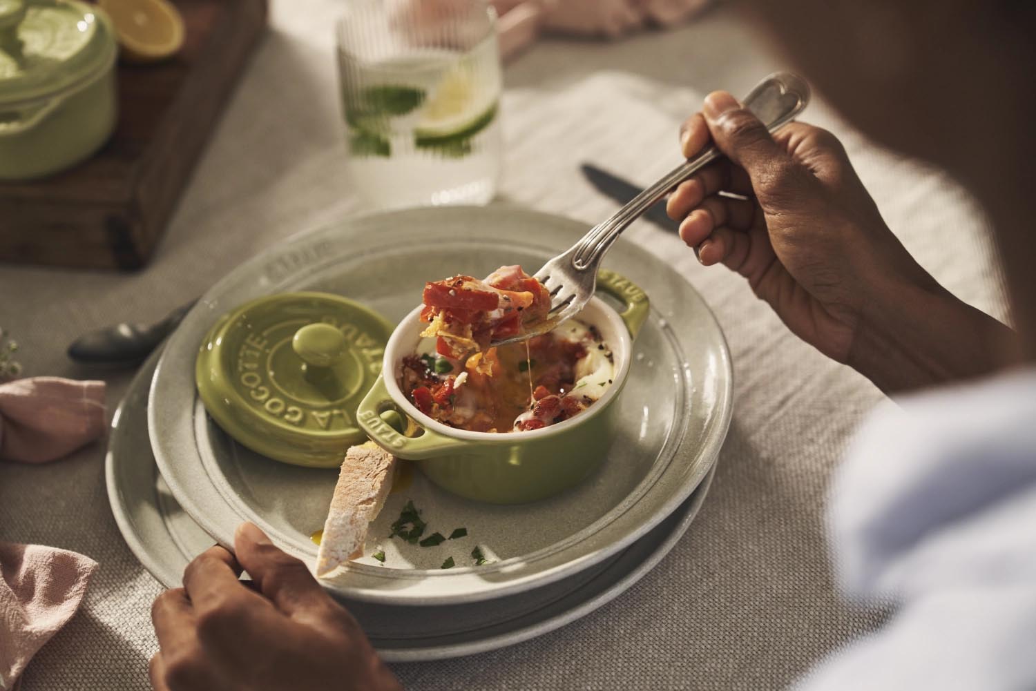 Erleben Sie das elegante 6-teilige Mini Cocotte Set von Staub – ideal für kreative Gerichte und ansprechende Tischpräsentationen.