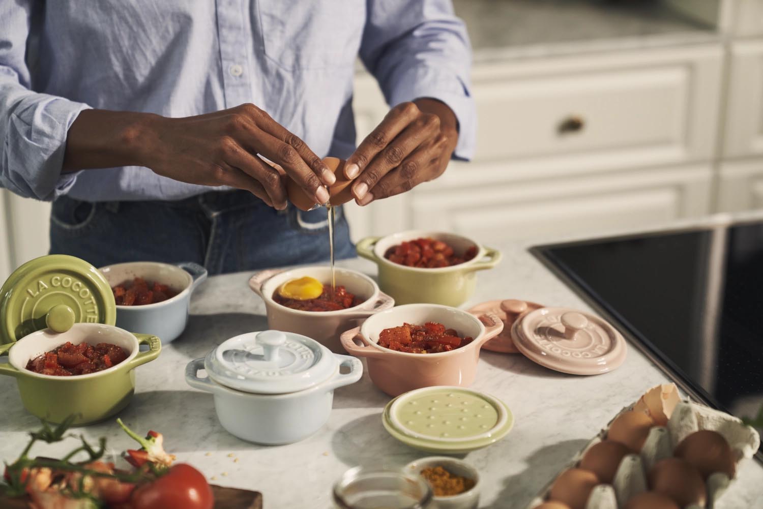 Elegantes 6-teiliges Mini-Cocotte-Set von Staub, ideal für stilvolles Servieren und Zubereiten kleiner Gerichte.