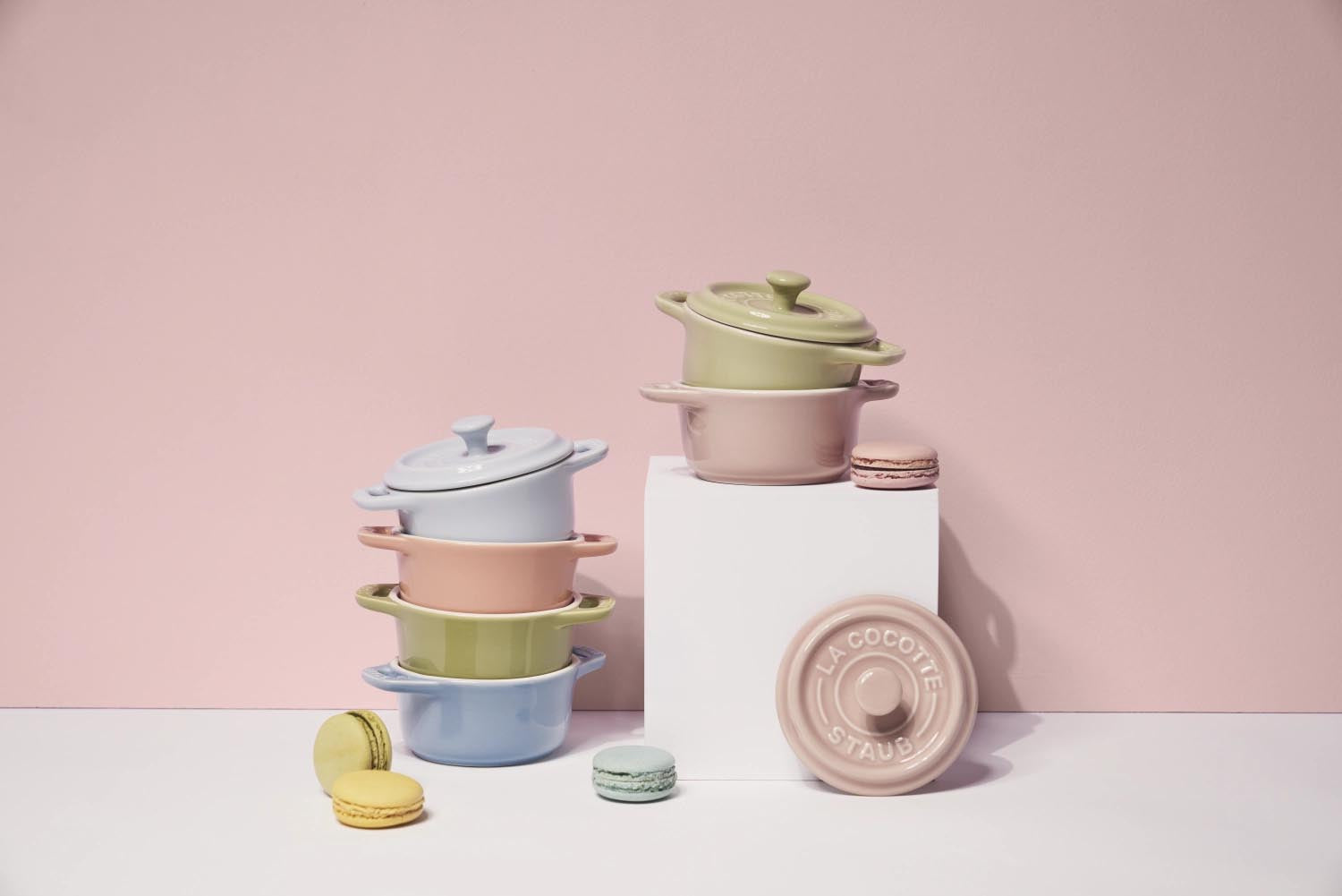 Elegantes 6-teiliges Mini-Cocotte-Set von Staub, ideal für stilvolles Servieren und Zubereiten kleiner Gerichte.