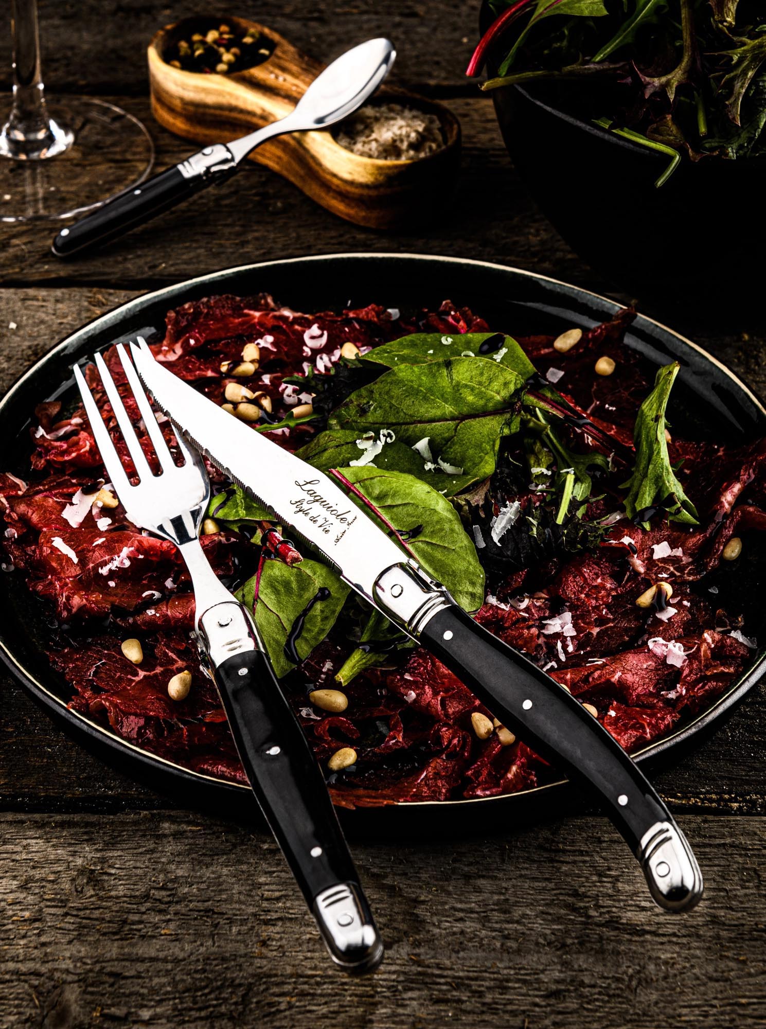 Hochwertiges Laguiole Steakmesser mit schwarzem Griff und 1.8mm Klinge, perfekt für präzises Schneiden und stilvolles Servieren.