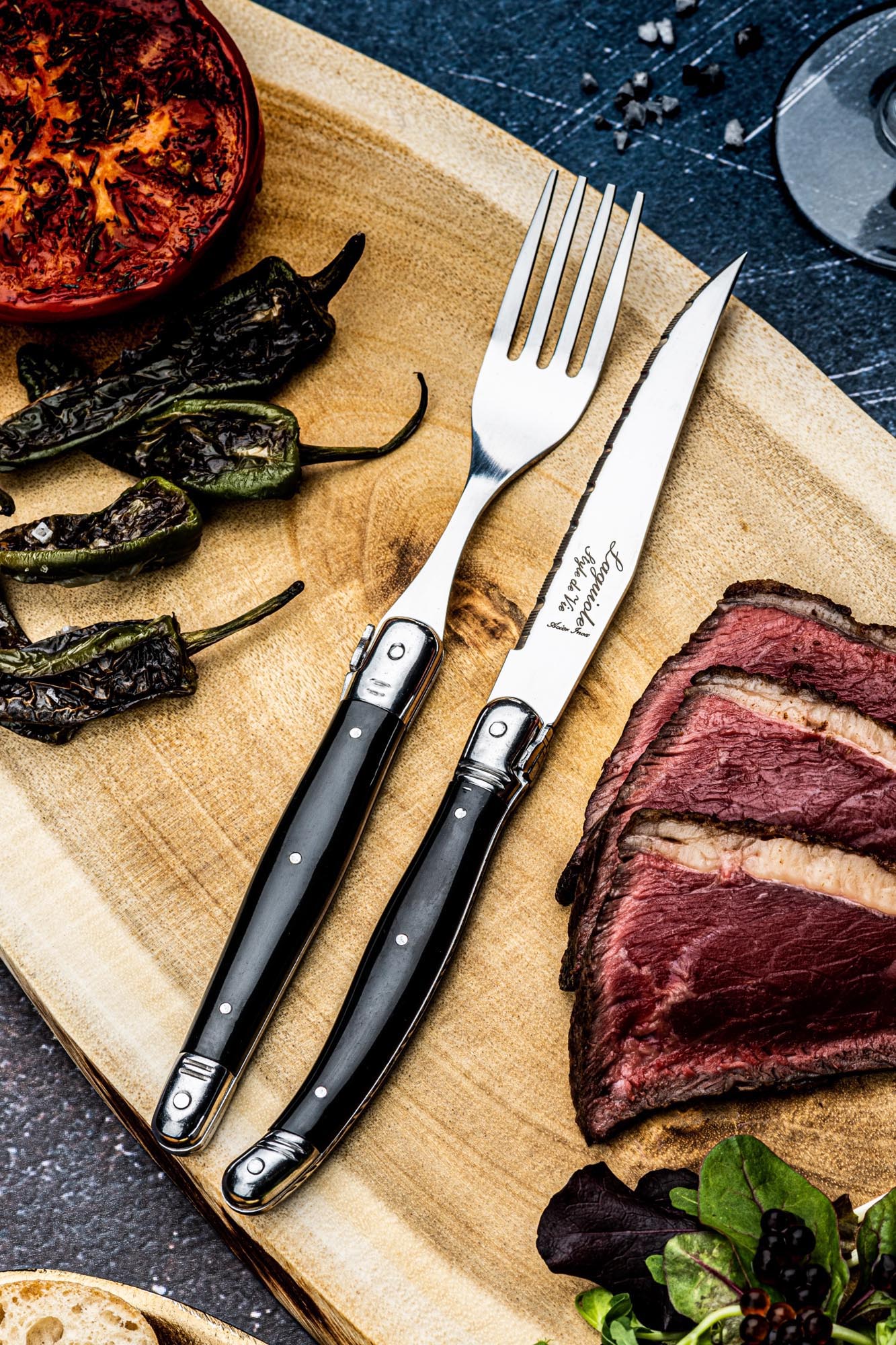 Elegantes Laguiole Steakmesser mit schwarzem Griff und 1.8mm Klinge, ideal für stilvolles Schneiden und Servieren von Steaks.