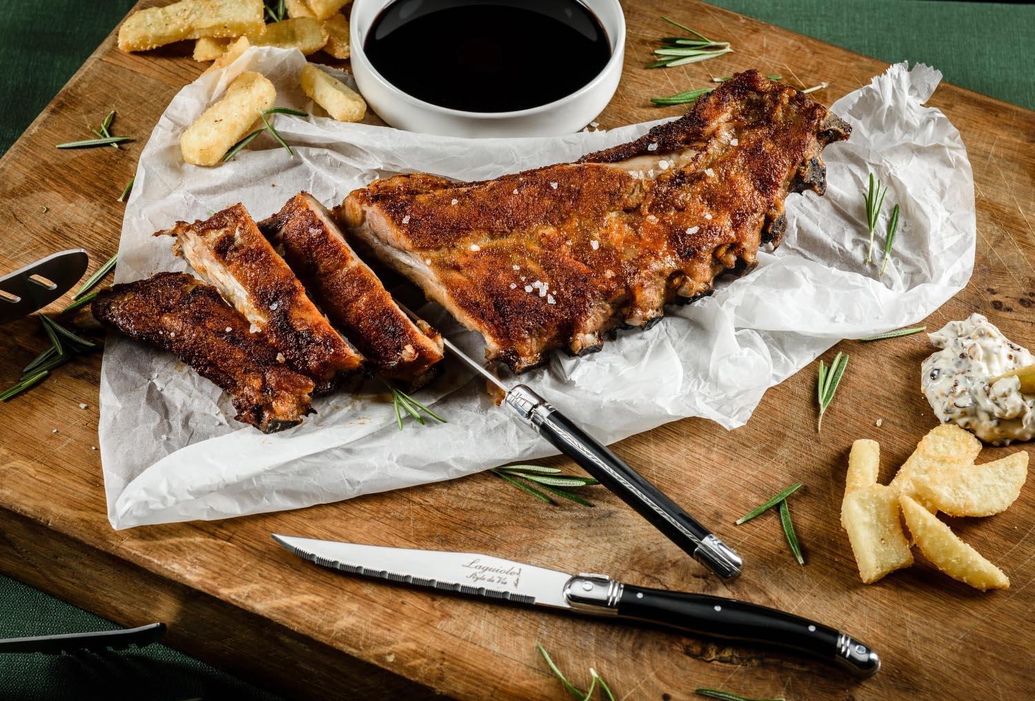 Hochwertige Laguiole Steakmesser in elegantem Schwarz, 1,8 mm Klingen für präzises Schneiden. Perfekt für jeden Anlass und stilvolle Küchen.