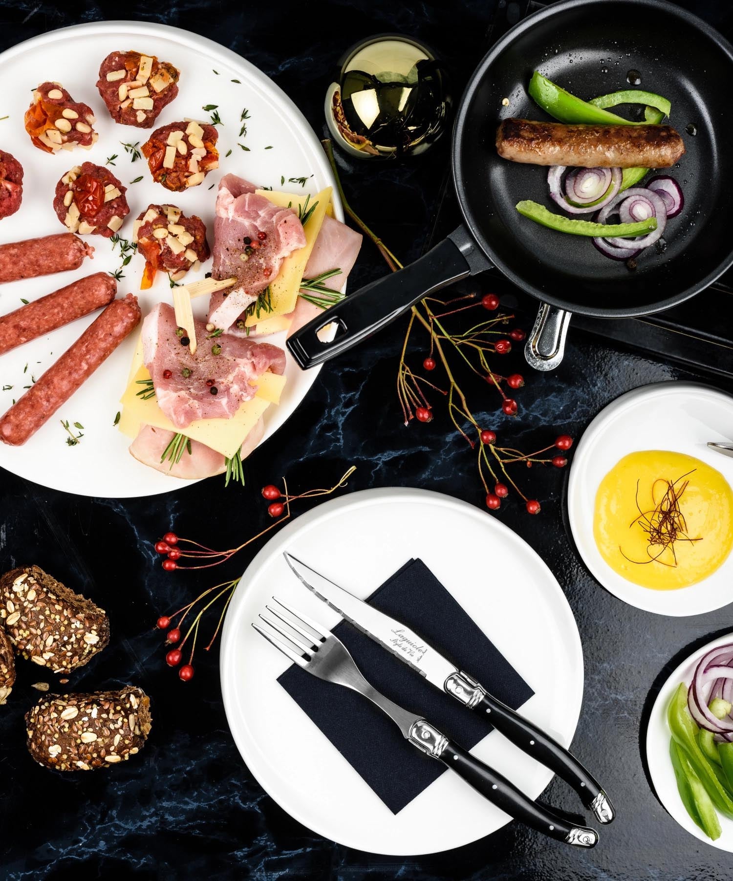 Hochwertiges Laguiole Steakmesser in Schwarz mit 1,8 mm Klinge. Perfekt für müheloses Schneiden und stilvolles Servieren von Fleisch.