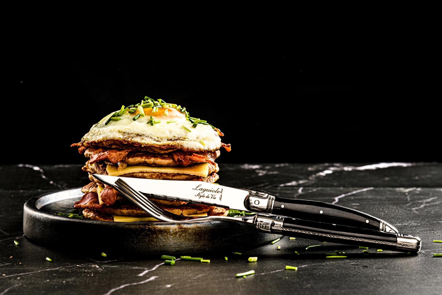 Elegantes Laguiole Steakmesser-Set in Schwarz mit scharfen 1,8 mm Klingen. Ideal für Fleischliebhaber und stilvolle Tischgestaltung.