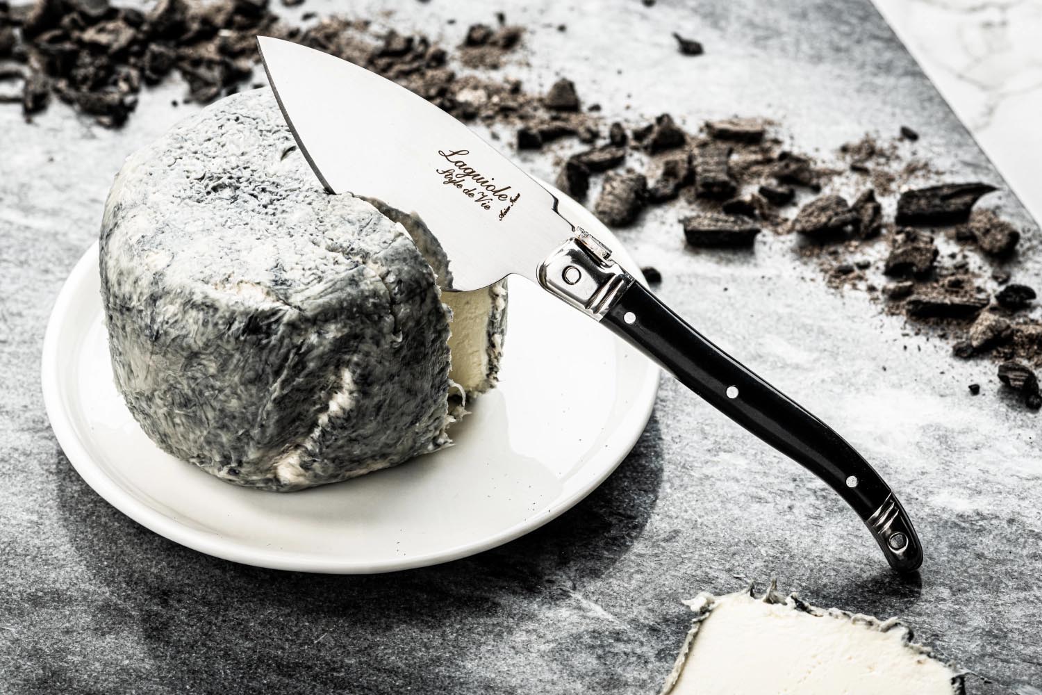 Elegantes 3-teiliges Laguiole Käsemesserset mit schwarzen Griffen, ideal für stilvollen Käsegenuss und anspruchsvolle Tischgestaltung.