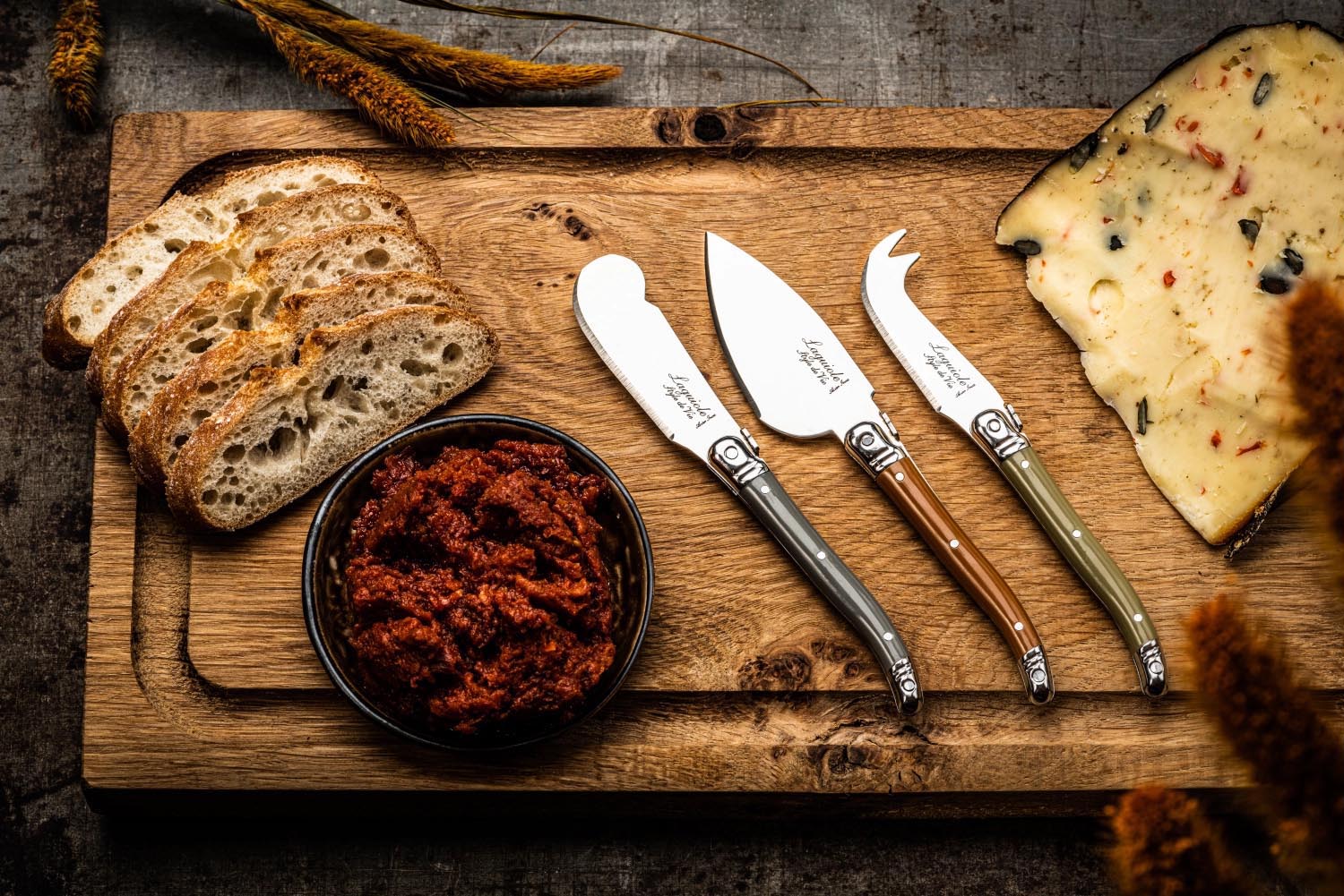 Elegantes Laguiole Käsemesserset, 3-teilig, Premium Line, ideal für Käseliebhaber, hochwertige Verarbeitung, stilvolles Design.