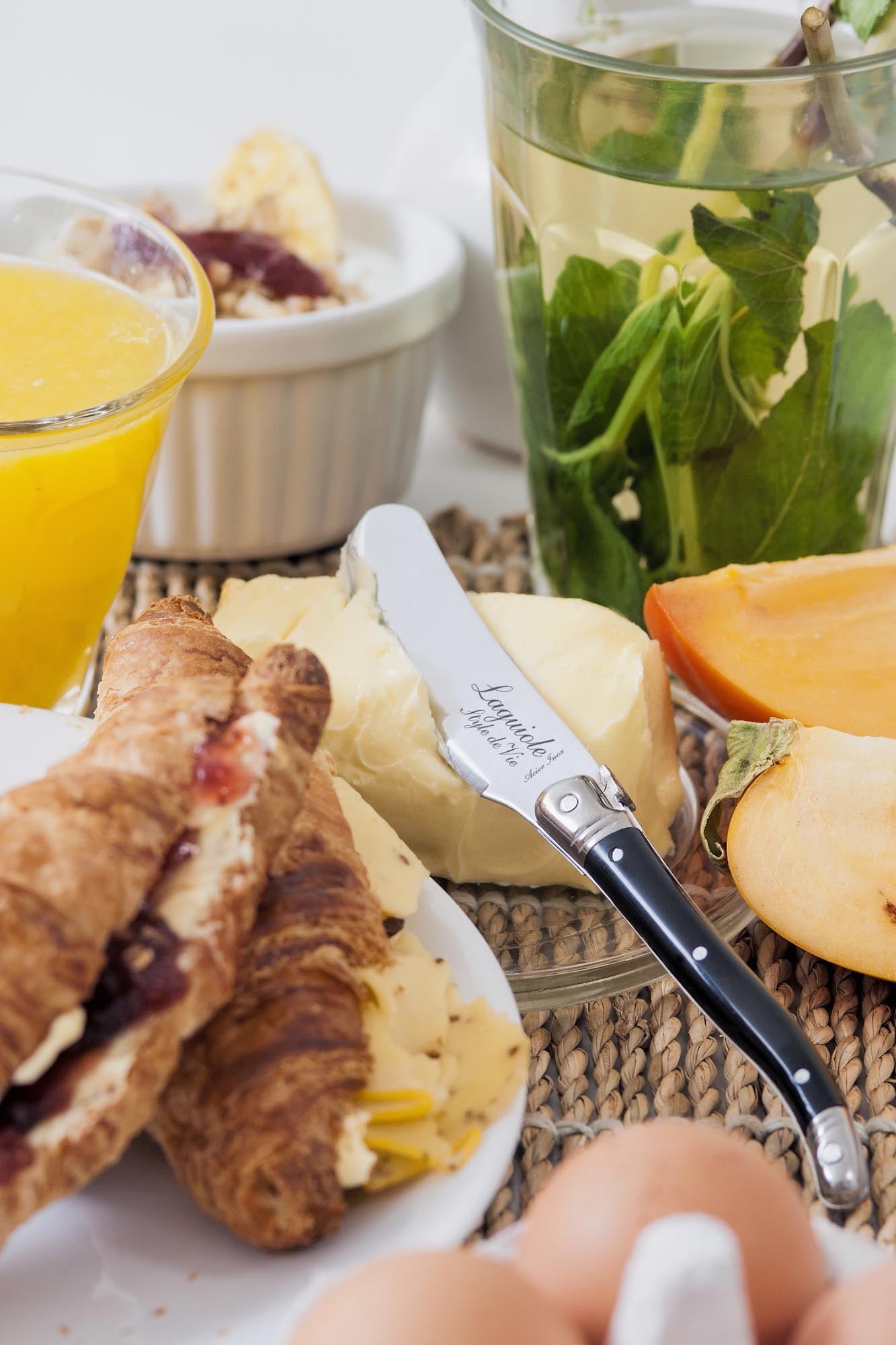 Elegantes Laguiole Buttermesser mit schwarzem Griff, ideal für stilvolles Servieren. Hochwertige Verarbeitung und zeitloses Design.