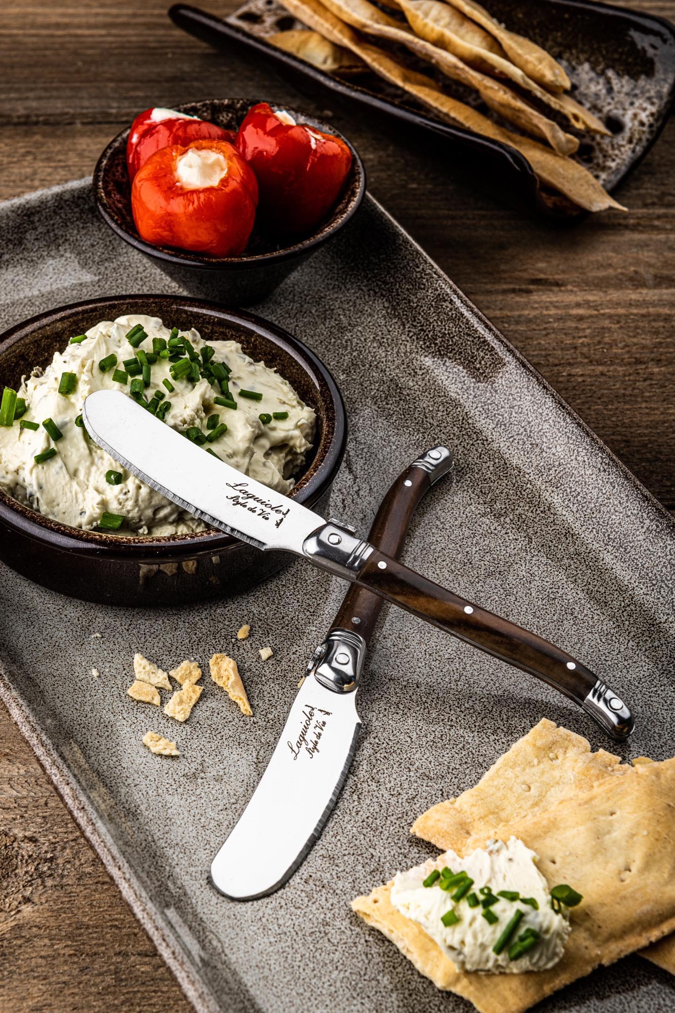 Elegantes Laguiole Buttermesser mit dunklem Holzgriff, ideal für stilvolles Servieren und Streichen von Butter.