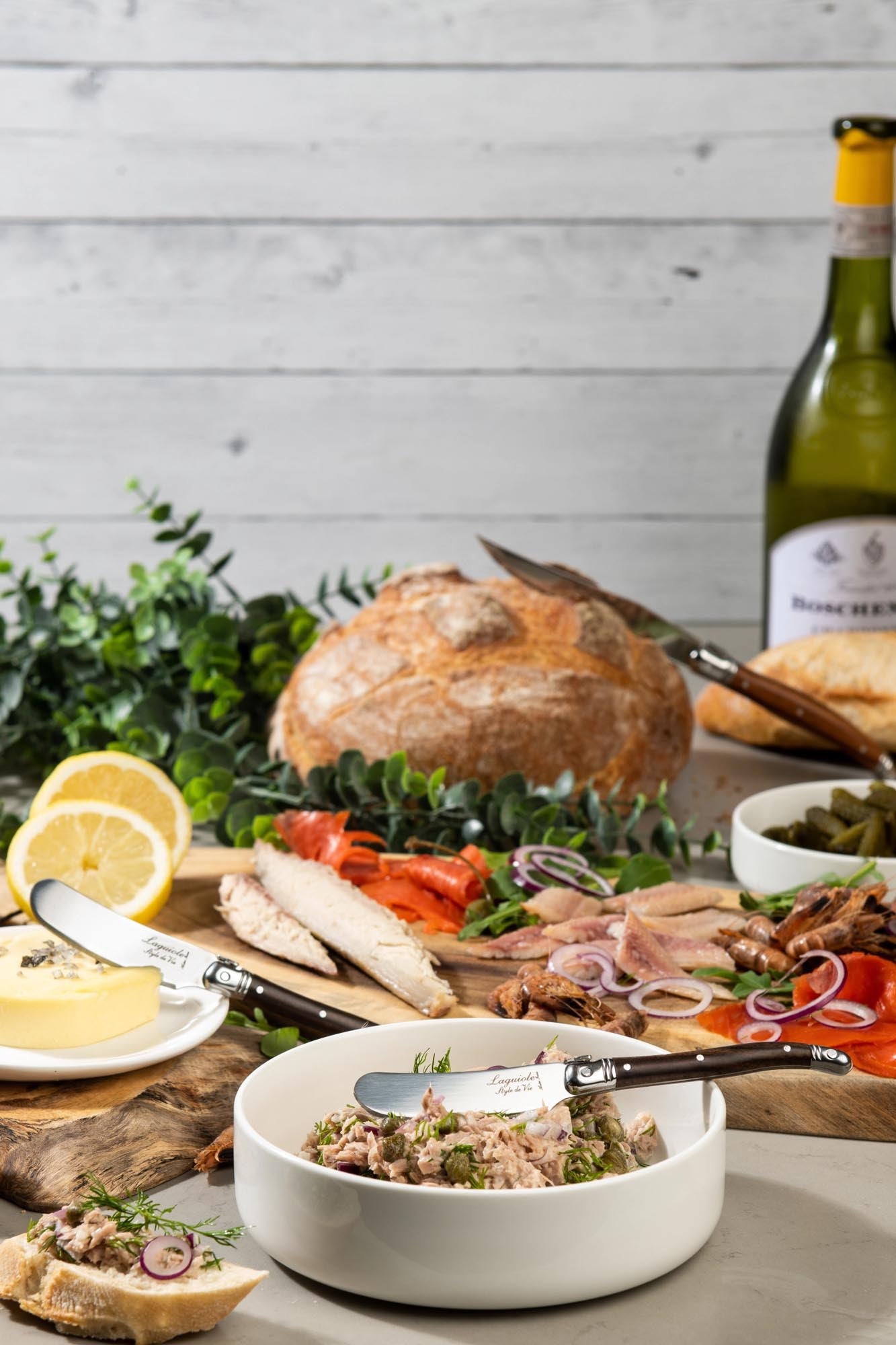 Stilvolles Laguiole Buttermesser mit edlem dunklem Holzgriff, perfekt für elegantes Servieren und einfaches Streichen von Butter.