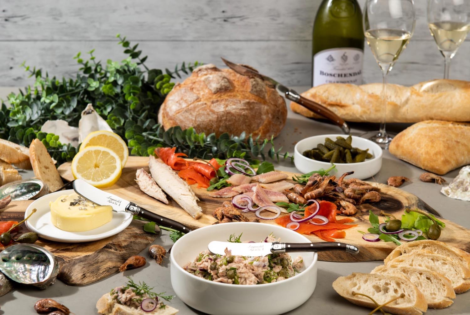 Elegantes Laguiole Buttermesser mit dunklem Holzgriff, ideal für stilvolles Servieren und müheloses Streichen von Butter.