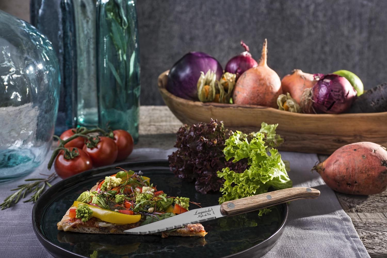 Hochwertiges Laguiole Steakmesser mit robustem Eichenholzgriff und scharfer gezackter Klinge, perfekt für Fleischliebhaber.