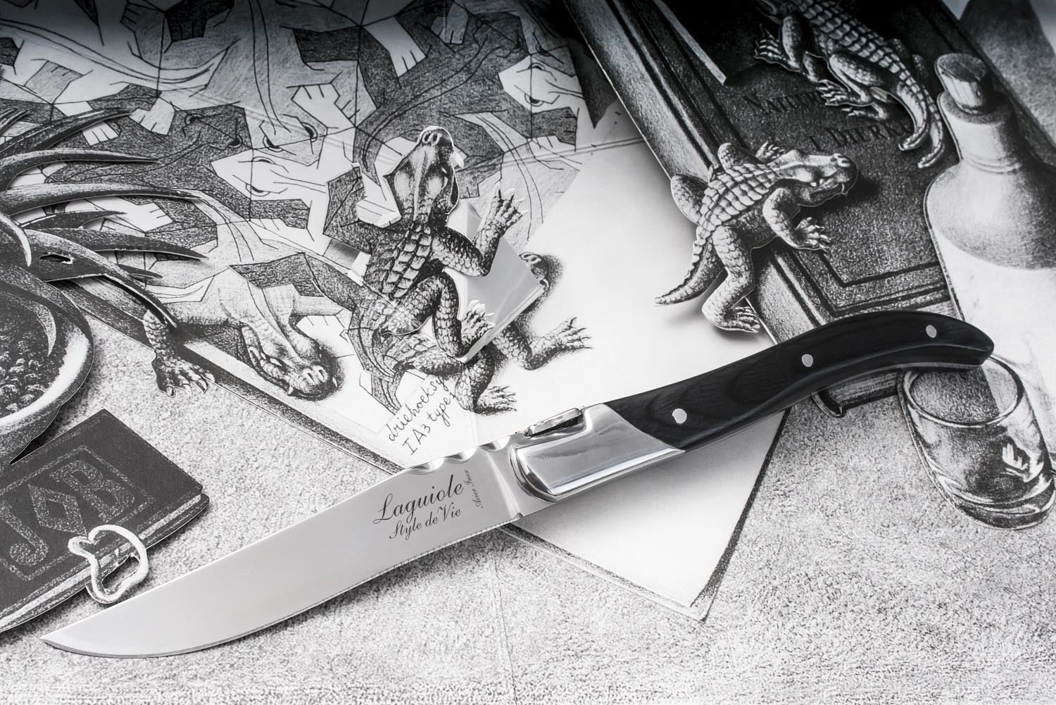 Luxuriöses Laguiole Steakmesser mit edlem Griff aus schwarzem Ebenholz, perfekt für anspruchsvolle Geniesser.