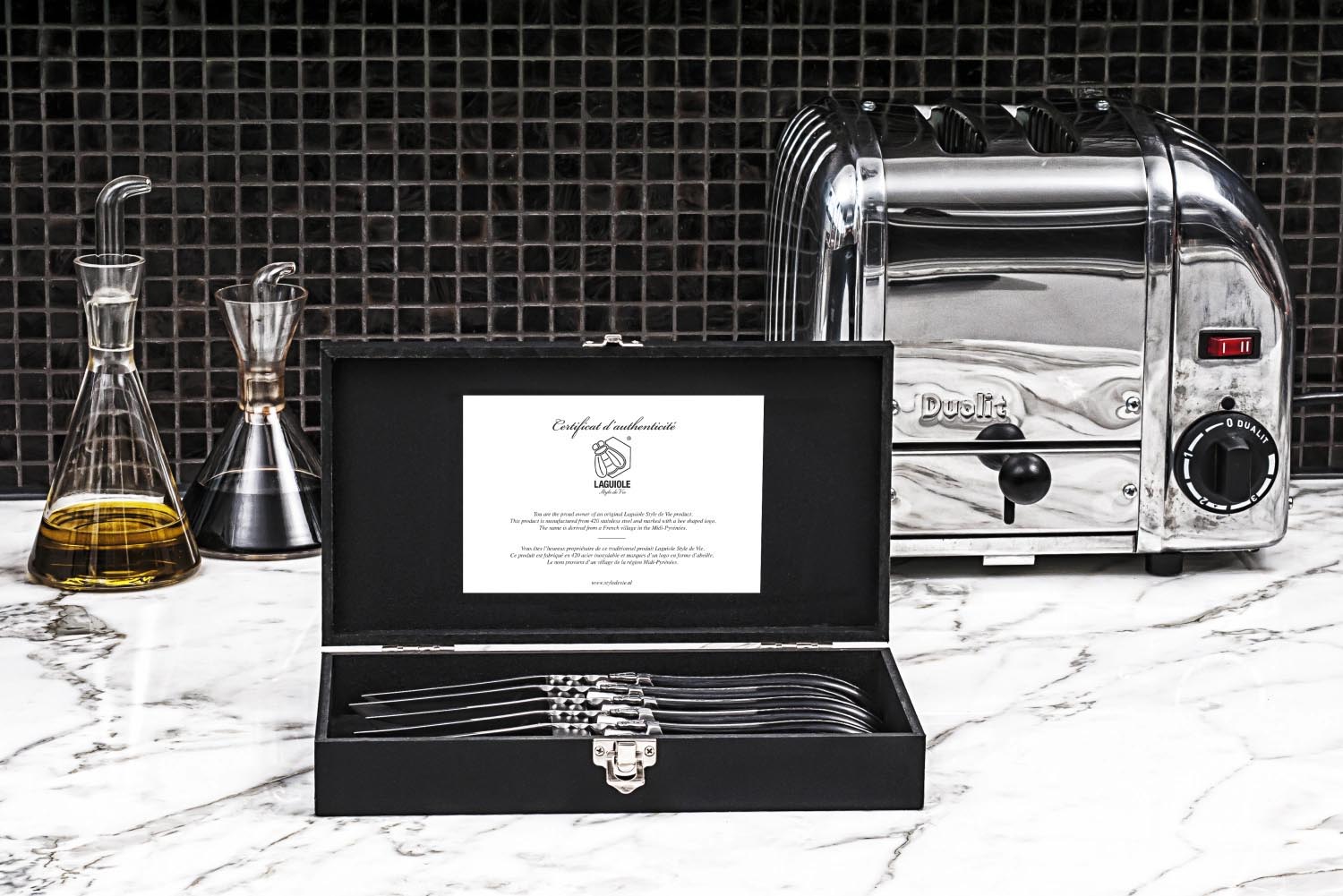 Elegantes Laguiole Steakmesser mit Griff aus schwarzem Ebenholz, hochwertig verarbeitet, ideal für stilvolles Speisen.