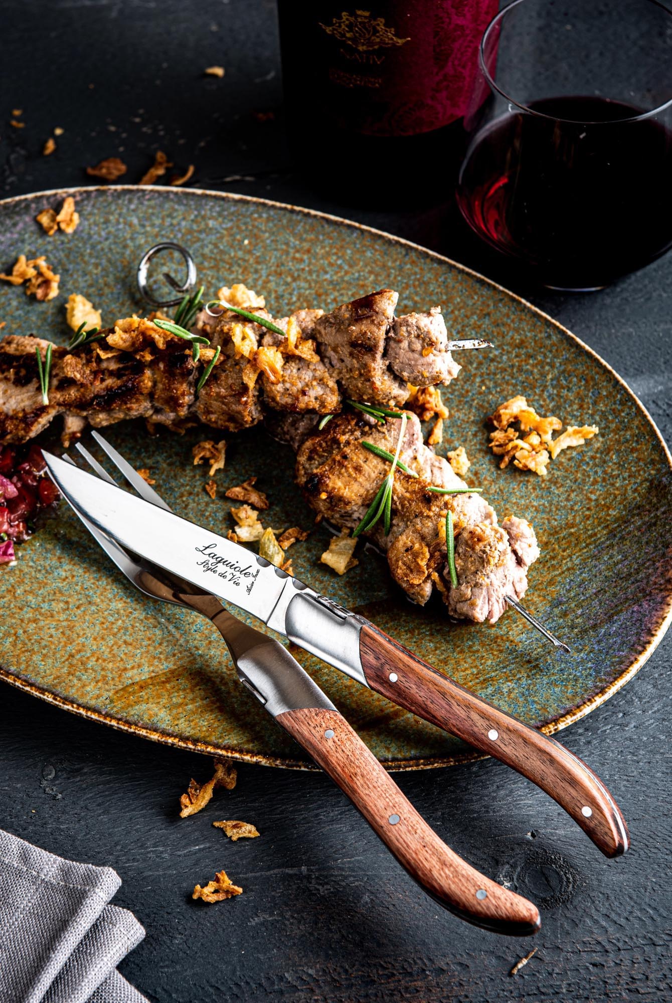 Hochwertiges Laguiole Steakmesser mit edlem Rosé-Pakka-Holzgriff, perfekt für stilvolles Schneiden und genussvolle Mahlzeiten.