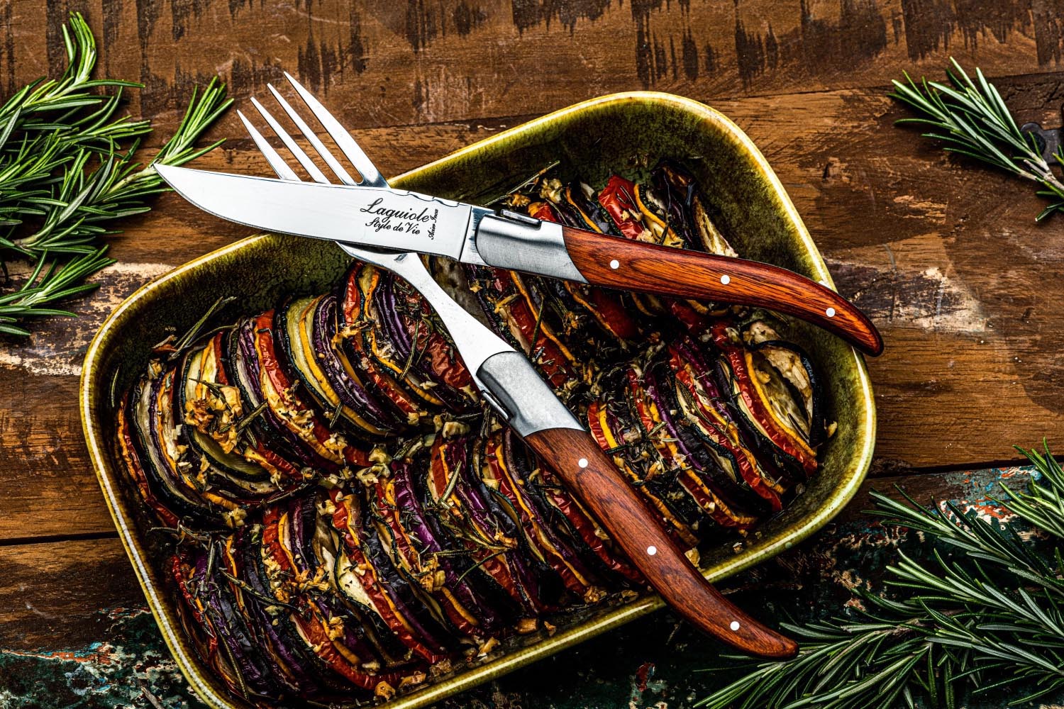 Hochwertiges Laguiole Steakmesser-Set in Rosa, perfekt für festliche Anlässe und den Alltag. Edles Design und präzise Schneidleistung.