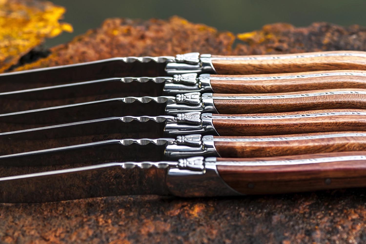 Hochwertiges Laguiole Steakmesser mit edlem Rosé-Pakka-Holzgriff, perfekt für stilvolles Schneiden und Geniessen.