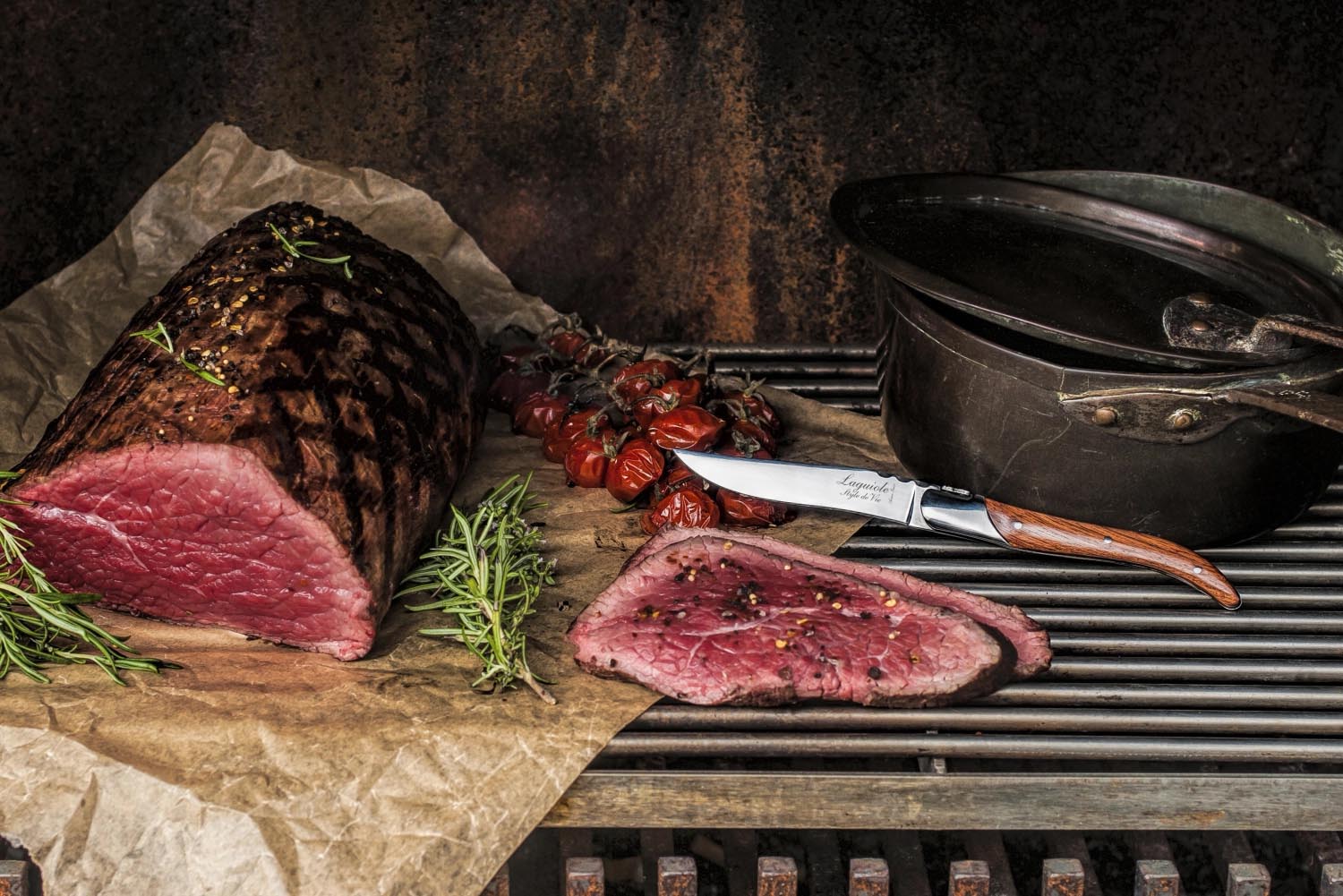 Luxuriöses Laguiole Steakmesser mit edlem Rosé-Pakka-Holzgriff, perfekt für stilvolles Schneiden und genussvolle Momente.