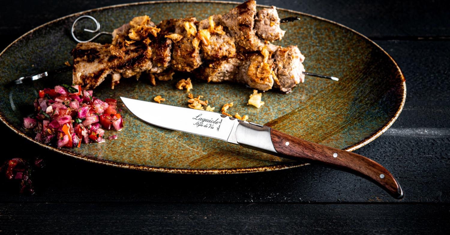 Edles Laguiole Steakmesser mit Griff aus Rosé-Pakka-Holz, perfekt für stilvolles Schneiden und genussvolle Esserlebnisse.
